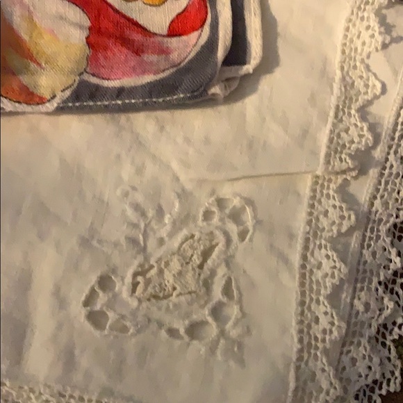 Four(4) vintage hankies - Picture 3 of 4